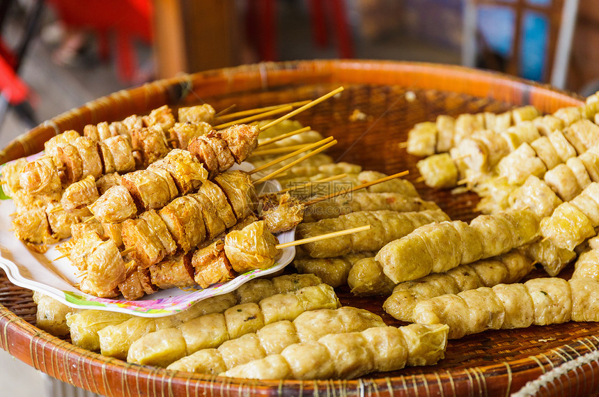泰国粮食市场上的灰粮市场食品香肠食物小吃鱼丸沙爹烤棒美食豆腐烧烤摊位图片