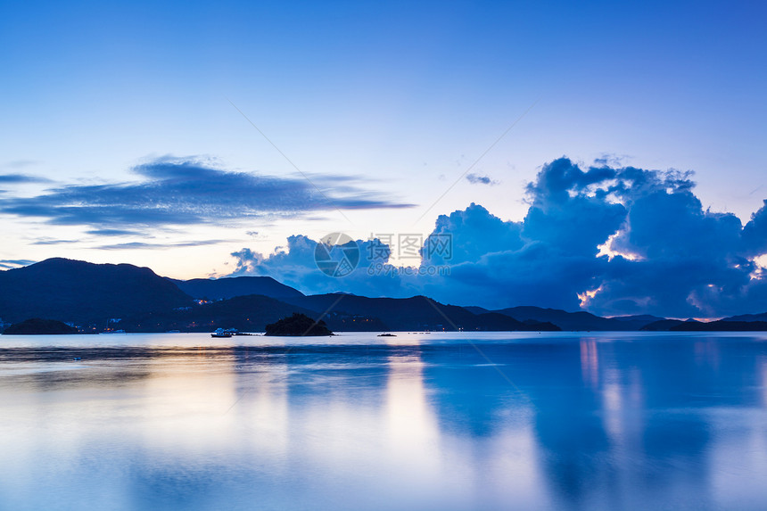 日出时有海景观山脉海岸风景日落夕阳海景海滩天空图片