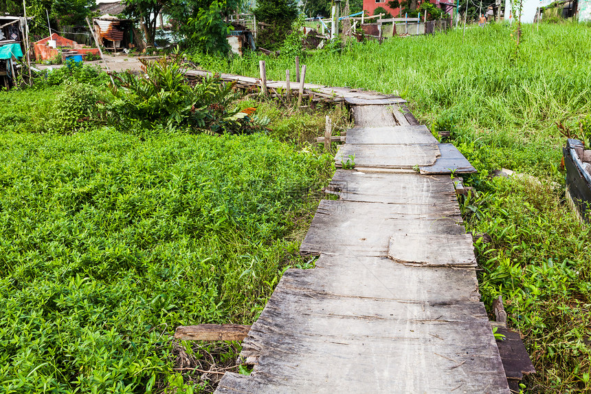 农村的木干道路人行道绿色森林手工工艺途径乡村村庄公园木材图片