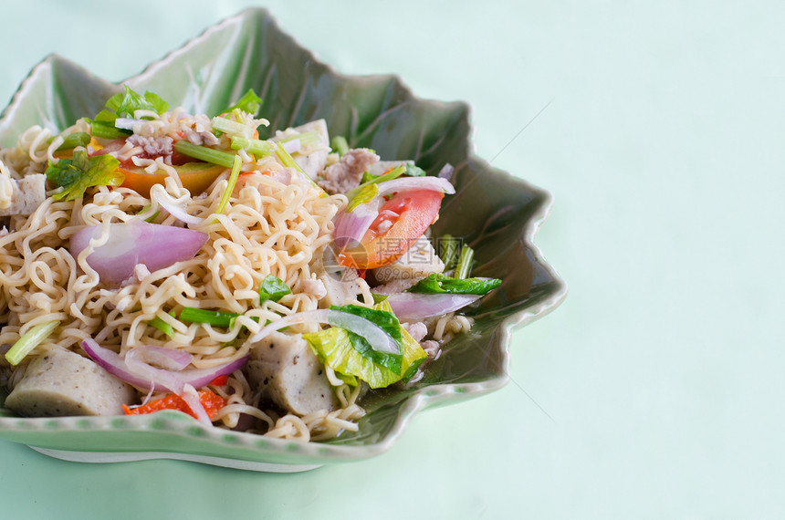 泰国人穿的辣味沙拉配猪肉 西红柿和面条图片