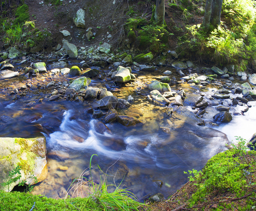 喀尔巴阡山流水流环境石头岩石风景瀑布运动阳光叶子流动美丽图片