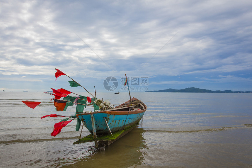 在海上的渔船蓝色海洋木头海浪热带旅行血管图片