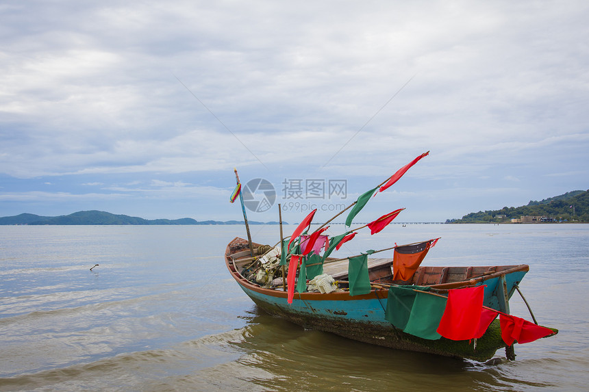 在海上的渔船血管木头旅行海洋海浪热带蓝色图片