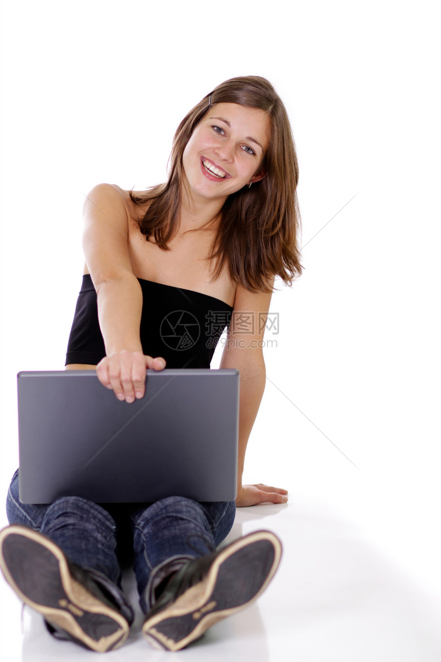 使用笔记本电脑的快乐少女女性女孩互联网网络娱乐黑发大学学生女士喜悦图片