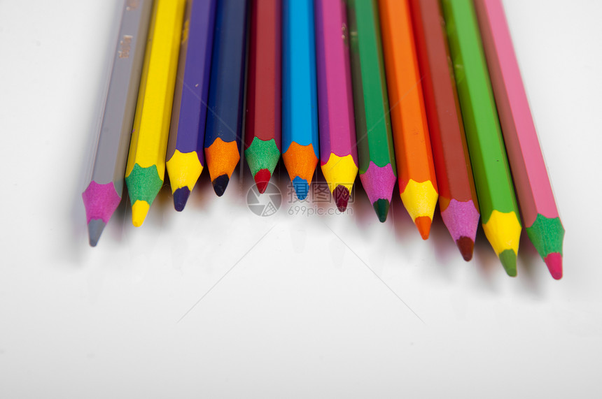 彩色铅笔大学橙子紫色光谱蜡笔学校彩虹木头素描绘画图片