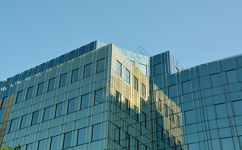 现代办公楼蓝天玻璃建筑商业办公室房子反射背景图片