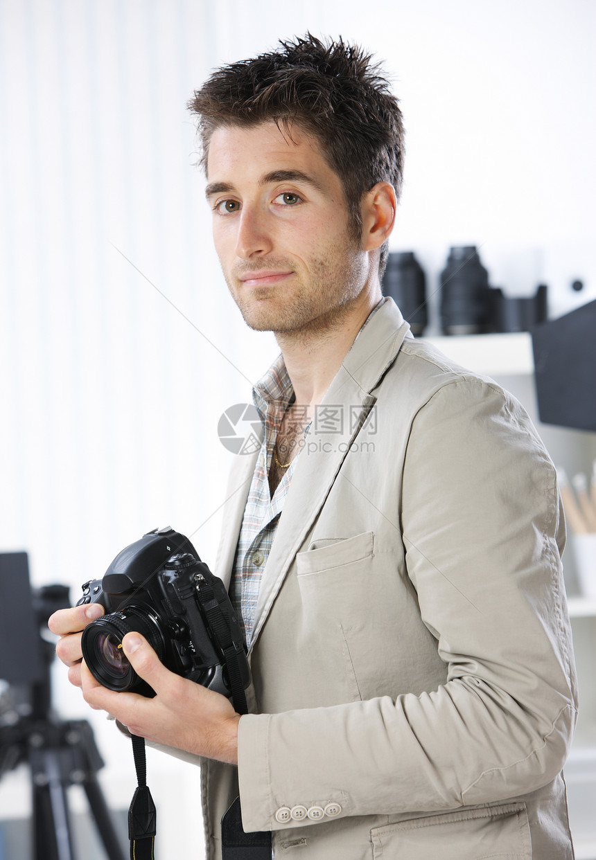 摄影师器材男人相机镜片影棚摄影专业职业年轻人爱好图片