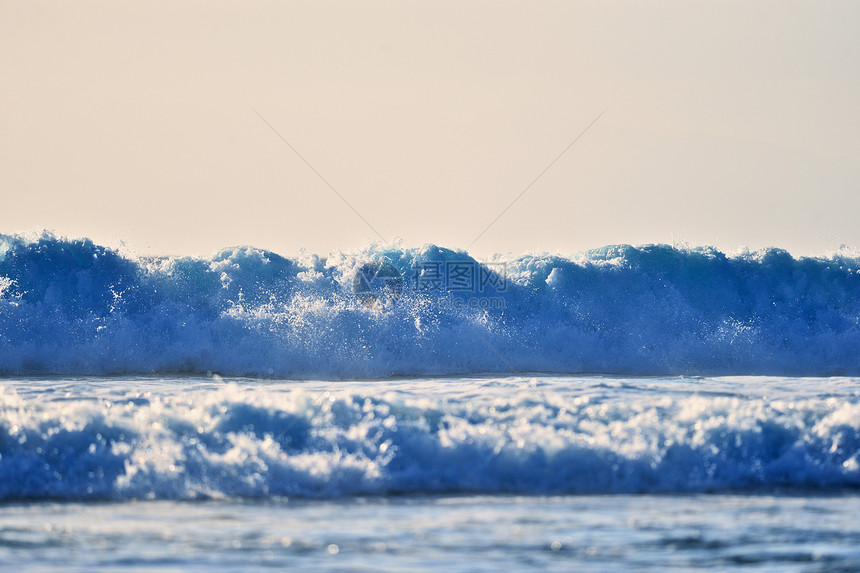 蓝波冲浪阳光水禽假期沿海观光海岸线反射热带海景图片