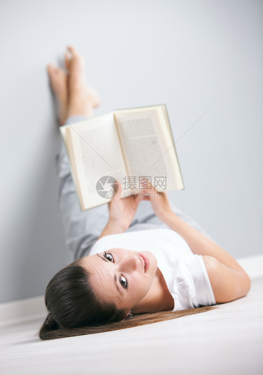 年轻小姐在读书女性地面阅读女子女孩教育学生图片