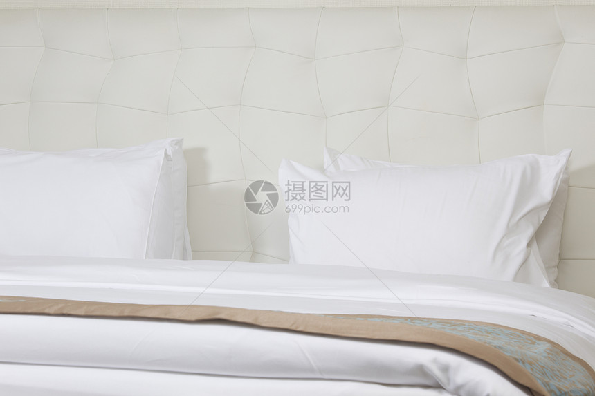 在豪华酒店房间的国王大床奢华假期水平枕头商业床头板木头墙纸套房陈列柜图片