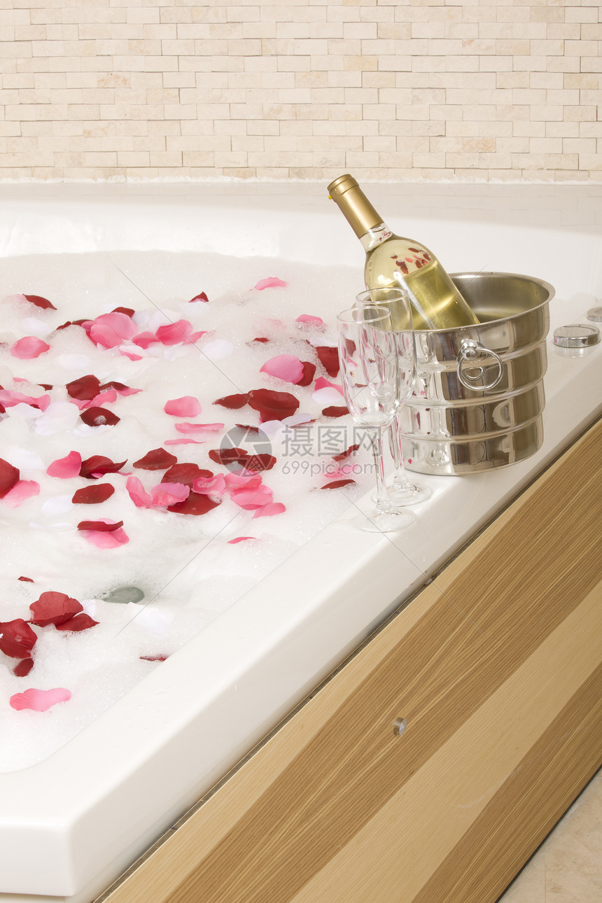 放松的洗浴浴室烛光橡皮玫瑰龙头花朵温泉宽慰房间浴缸图片