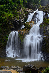 湖边瀑布是纳洪西撒玛拉特的瀑布 T冰雹背景图片