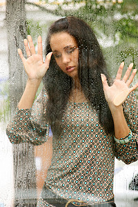 雨后窗边一个年轻女子的肖像回忆录潮湿窗户街道女孩腰带眼泪呼吸打印记忆背景图片