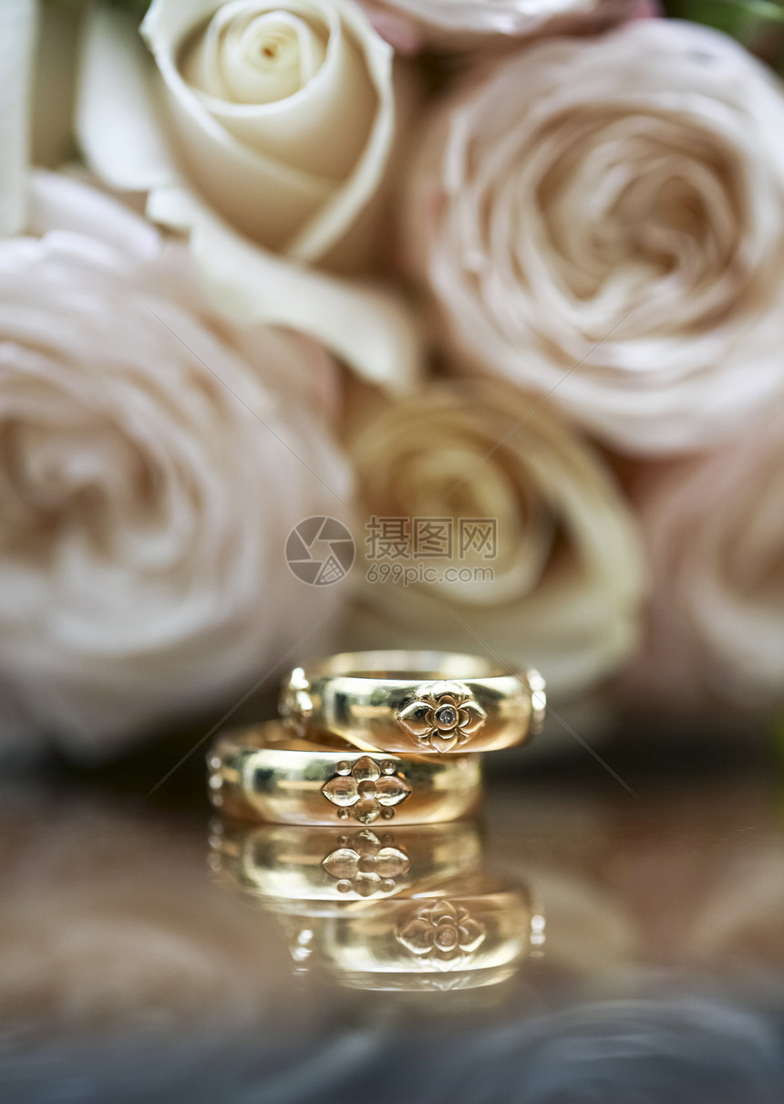 新娘在她特别的日子的布花花瓣薰衣草季节紫丁香婚姻植物宏观婚礼金子花束图片