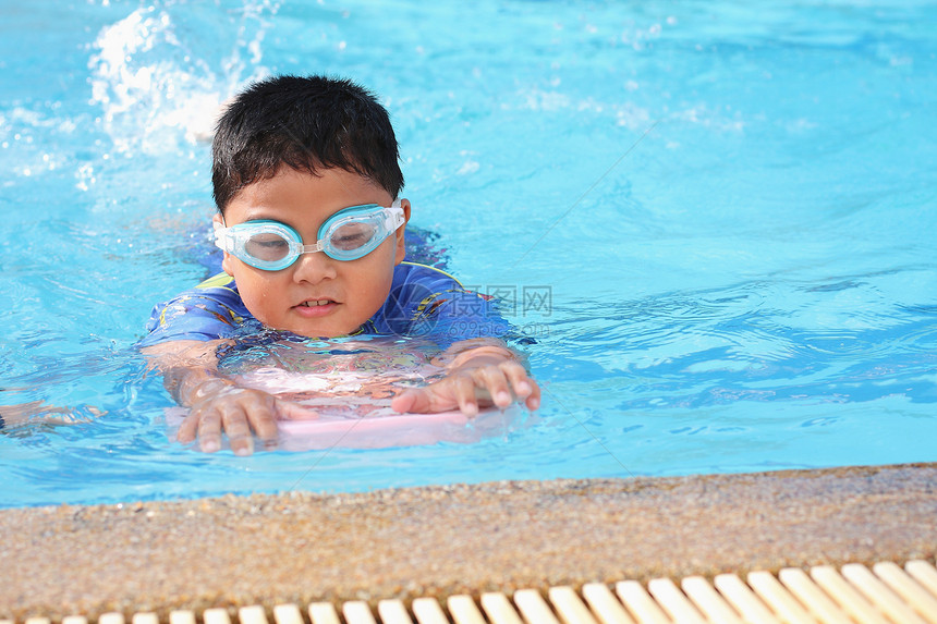男孩在游泳池游泳家庭乐趣天空海滩男人父亲橙子棕榈喜悦爸爸图片