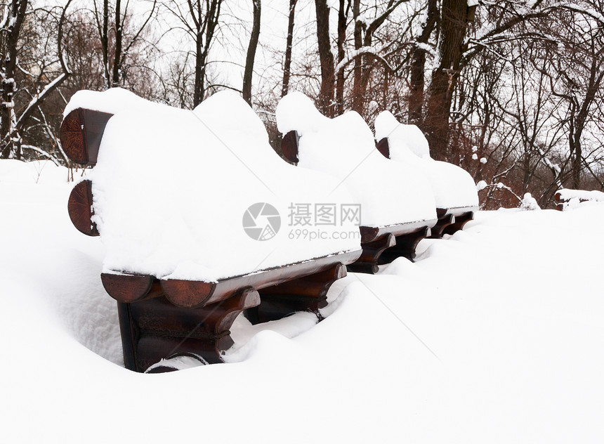 公园的雪冬城市季节性白色季节雪堆场景长椅途径降雪孤独图片