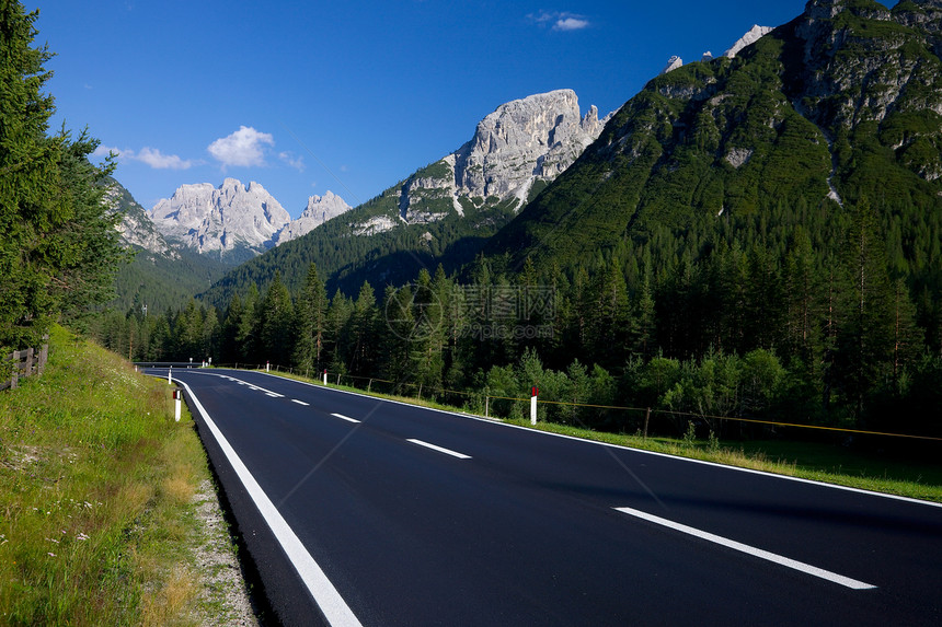 山区公路车道风景小路树木场地旅行曲线路线运输基础设施图片