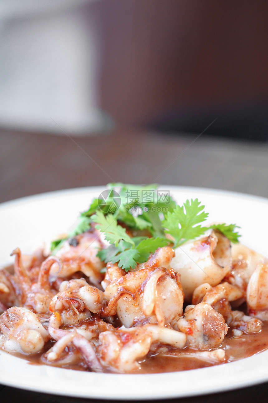 用鱿鱼制成的食物乌贼海鲜餐厅小麦饮食午餐蔬菜盘子面条美食图片