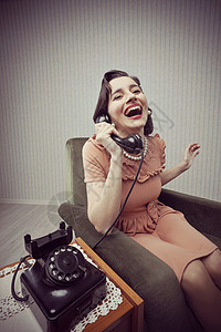 快乐的女子风格情绪旋转乡愁扶手椅电话感觉成人家居手机背景图片