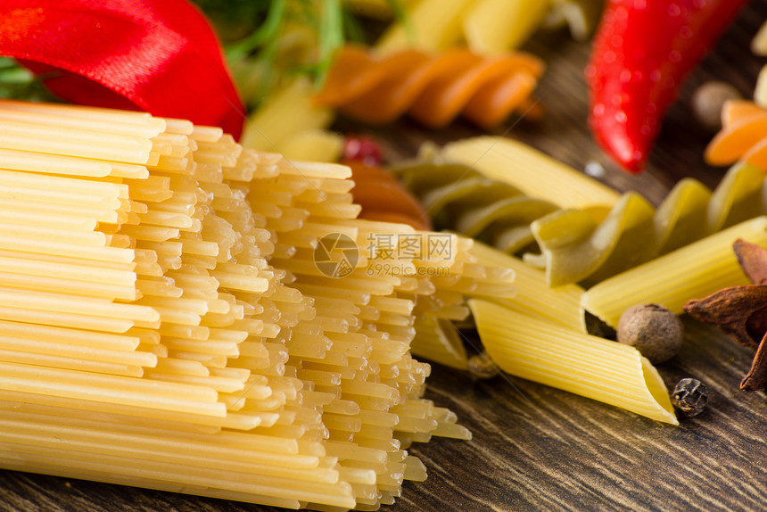 意大利意大利意面和蔬菜桌子烹饪香料胡椒盘子辣椒草药香肠沙拉美食图片