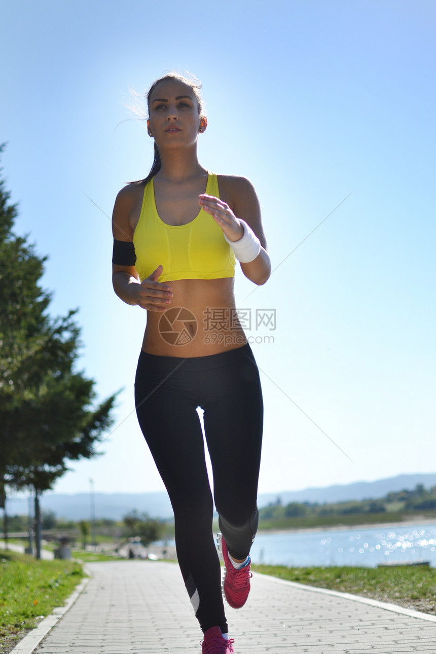 美丽的健身女子跑步女士运动员女性训练运动锻炼闲暇娱乐图片