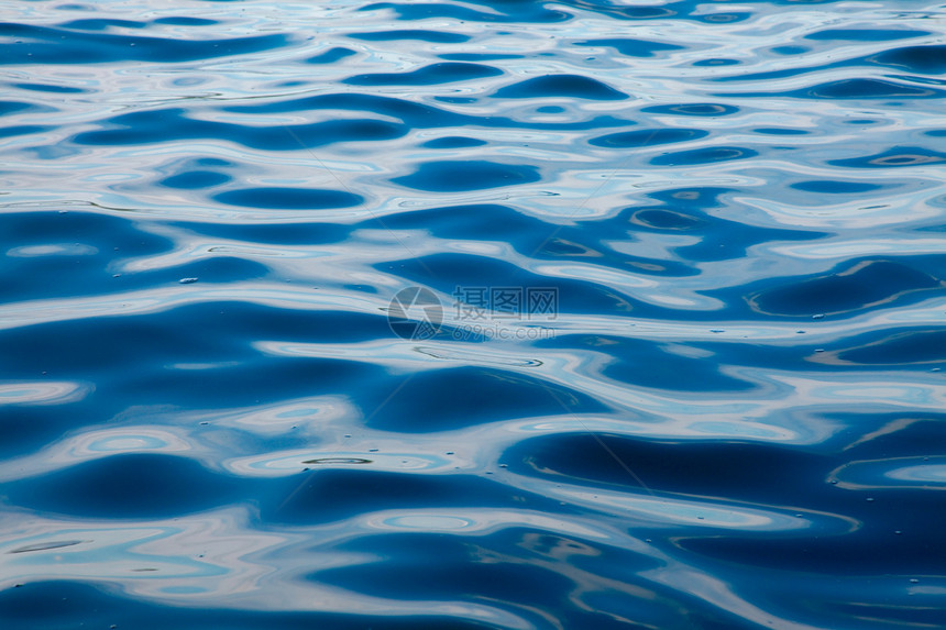 地表水波纹池塘水池蓝色液体假期流动海洋游泳娱乐图片