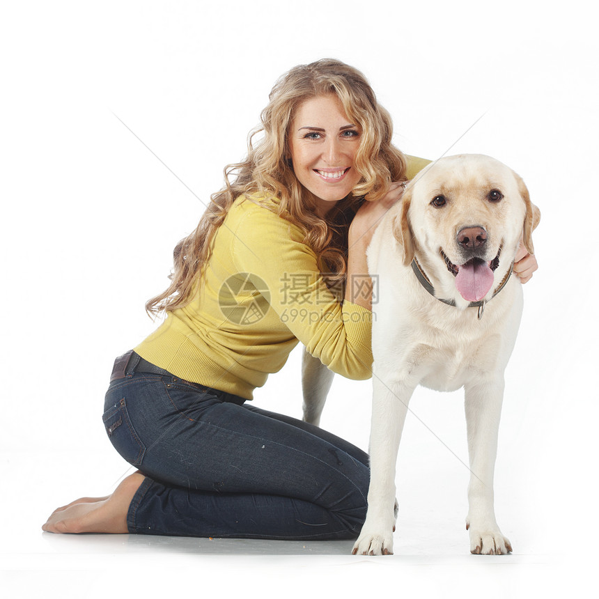 女孩带着她的狗宠物卷曲猎犬朋友工作室成人幸福快乐女士友谊图片