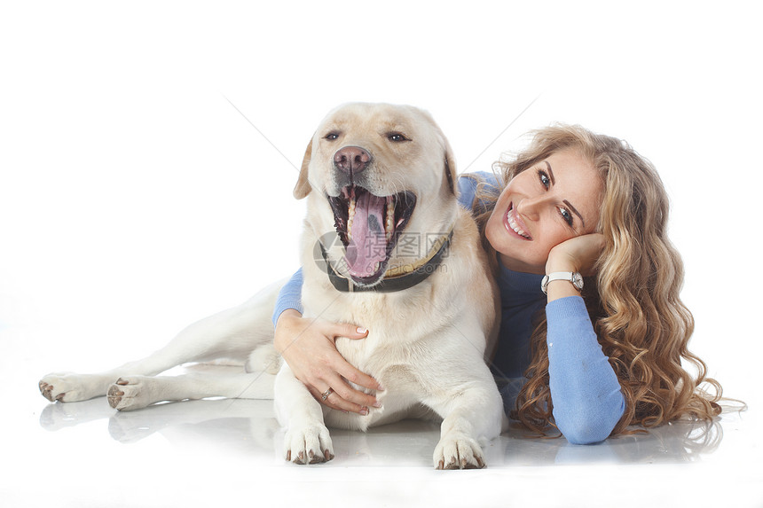 女孩带着她的狗成人女士闲暇朋友快乐休息宠物猎犬卷曲动物图片