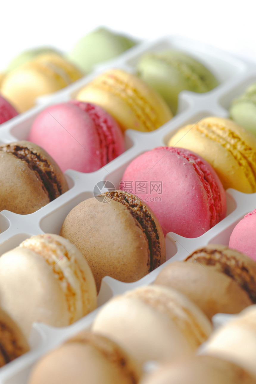 色彩多彩的马卡龙奶油甜点白色糕点食物美食盒子饼干糖果蛋糕图片