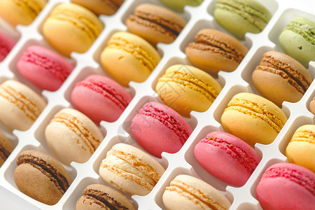 色彩多彩的马卡龙白色甜点糖果美食饼干盒子糕点奶油蛋糕食物背景