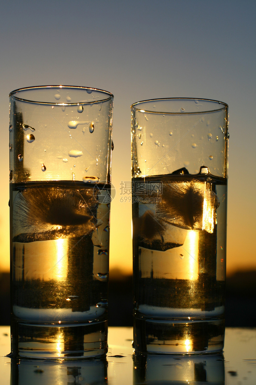 清洁净水玻璃饮料口渴涟漪茶点酒精波纹立方体水滴调子图片