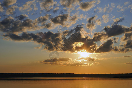 湖面的日落天空太阳蓝色反射红色背景图片