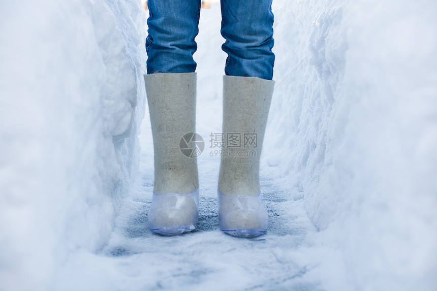 白色雪上男子脚的暖热靴子小路爬坡季节休息鞋类男性蓝色森林假期寒意图片