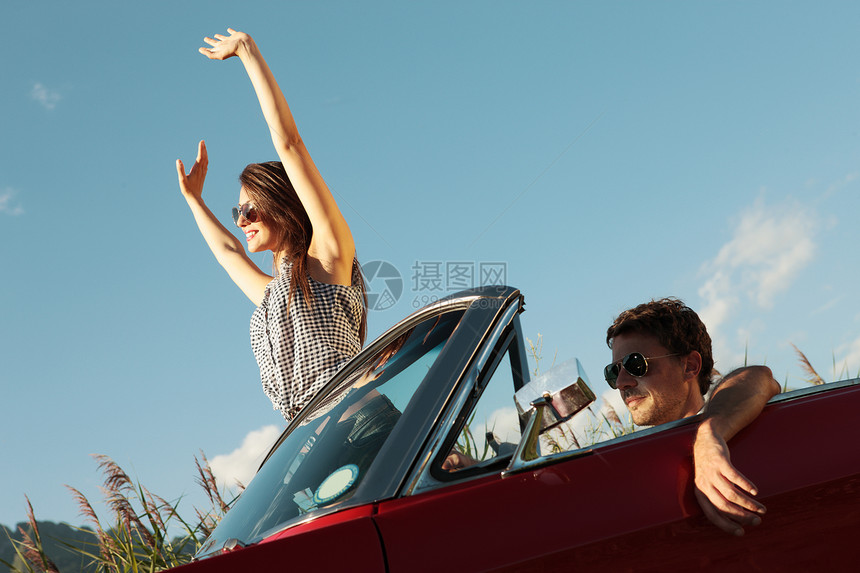 旅途愉快幸福假期团结女子两个人女孩旅行跑车男人冒险图片
