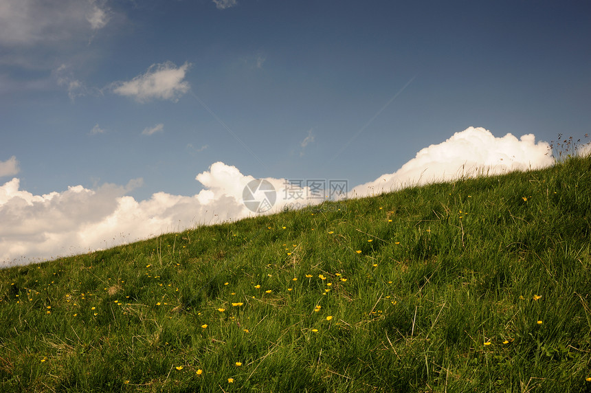 在大地和天空之间生态草地山坡田园绿色爬坡阳光环境水平风光图片