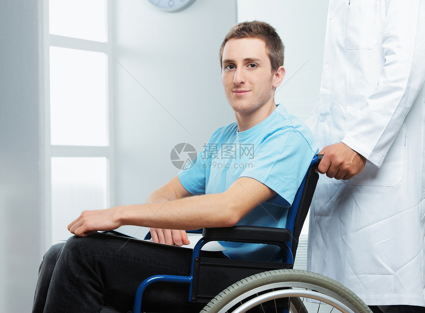男护士将病人推上轮椅图片