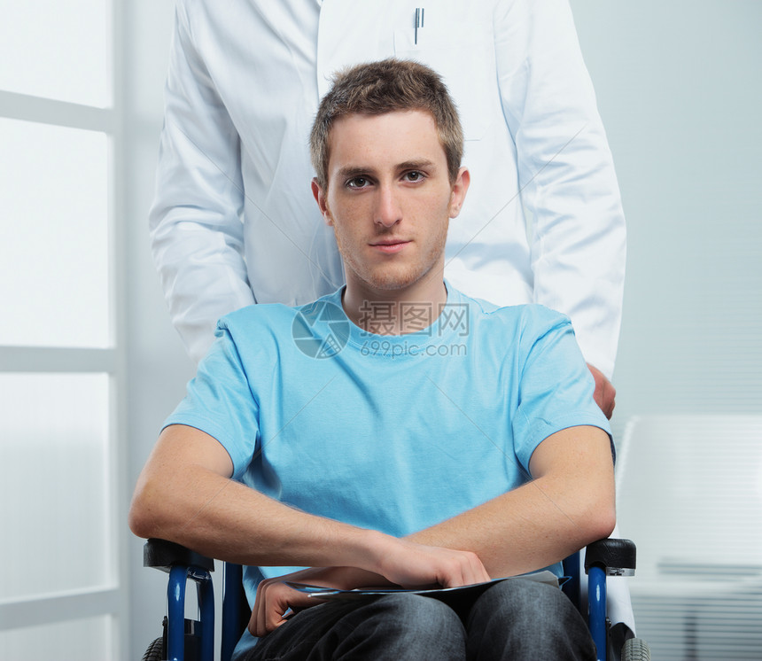 使用轮椅的病人图片