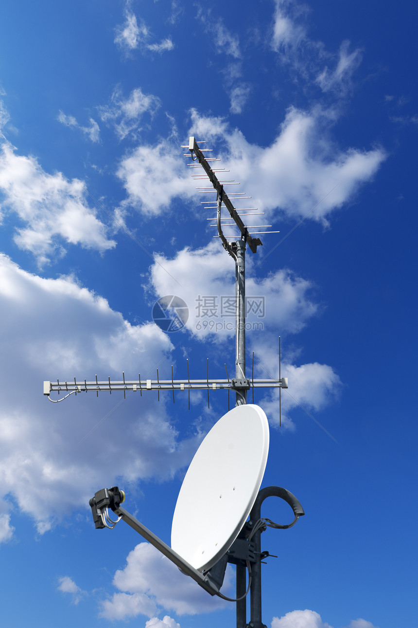 蓝天空卫星Dish和天天线电视收音机天空商业宽带网络辐射播送蓝色盘子海浪图片
