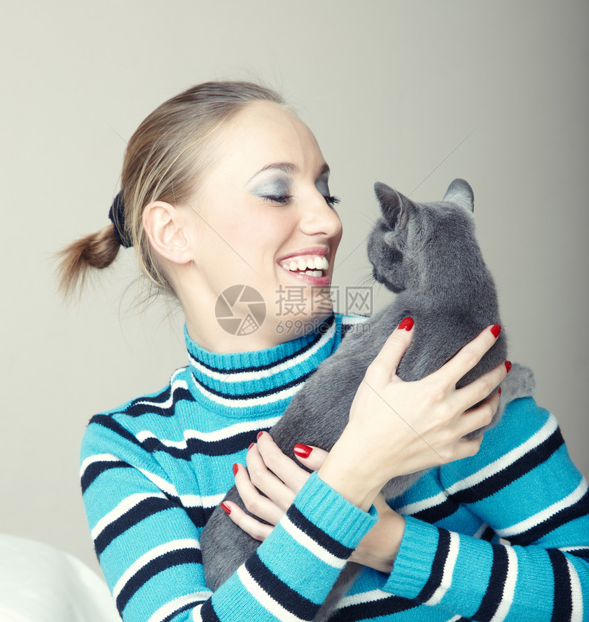 玩猫游戏女性微笑女士动物脊椎动物喜悦乐趣享受闲暇友谊图片