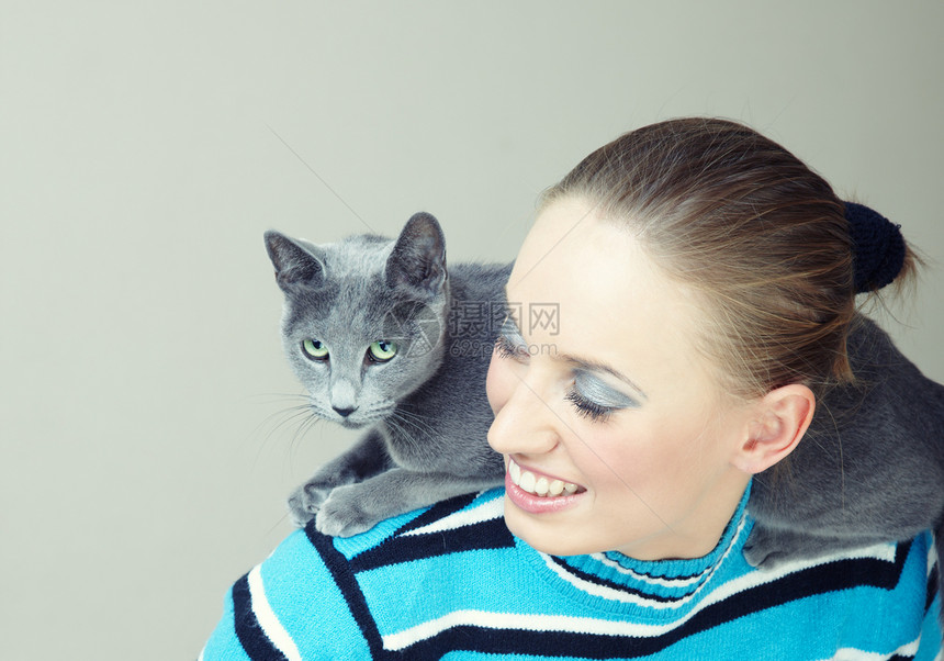 玩猫游戏小猫动物享受哺乳动物兽医女士脊椎动物毛皮亲热女性图片