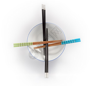 空碗中的筷子 在白色背景上被孤立蓝色餐具绿色背景图片