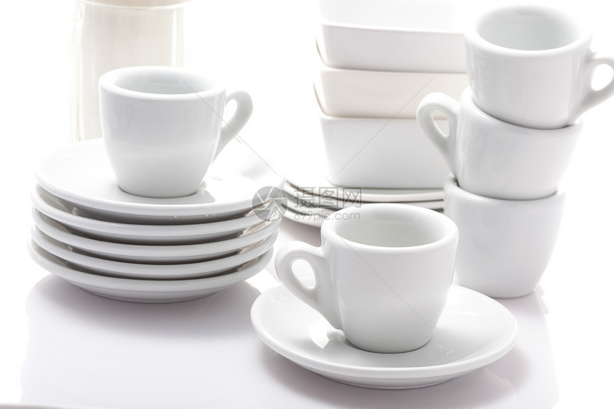 在白色背景上隔离的咖啡杯和酱汁餐具杯子咖啡飞碟图片