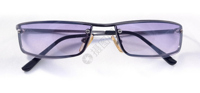 在白色背景上被孤立的太阳镜眼镜紫色背景图片