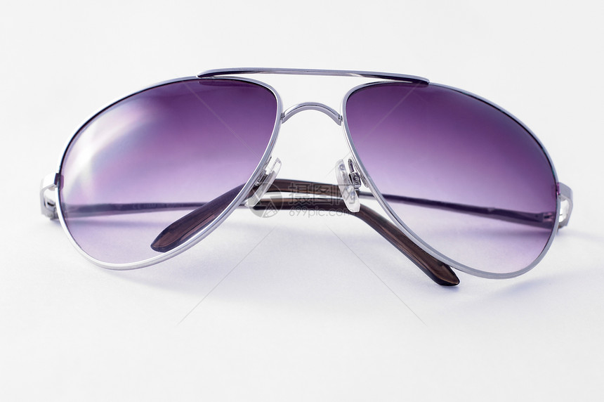 白色背景的太阳镜被孤立在白面上坡度飞行员眼镜紫色图片