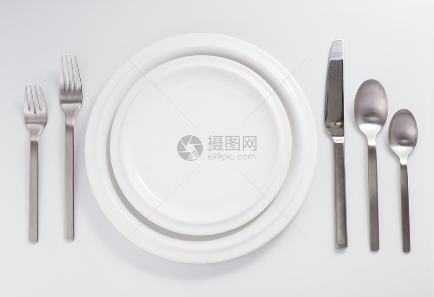 在白色背景上隔离的餐具和瓷器盘子刀具刀叉图片