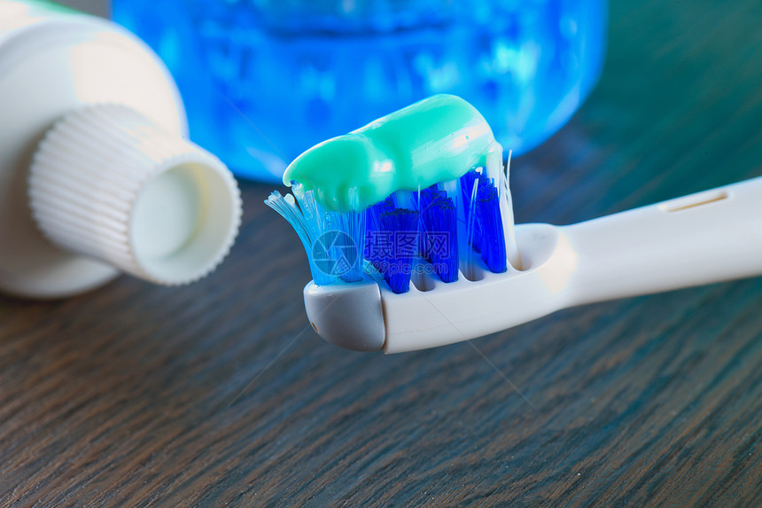 牙刷 牙膏和洗口水玻璃保健乐器牙科刷子漱口水化妆品擦洗白色健康图片