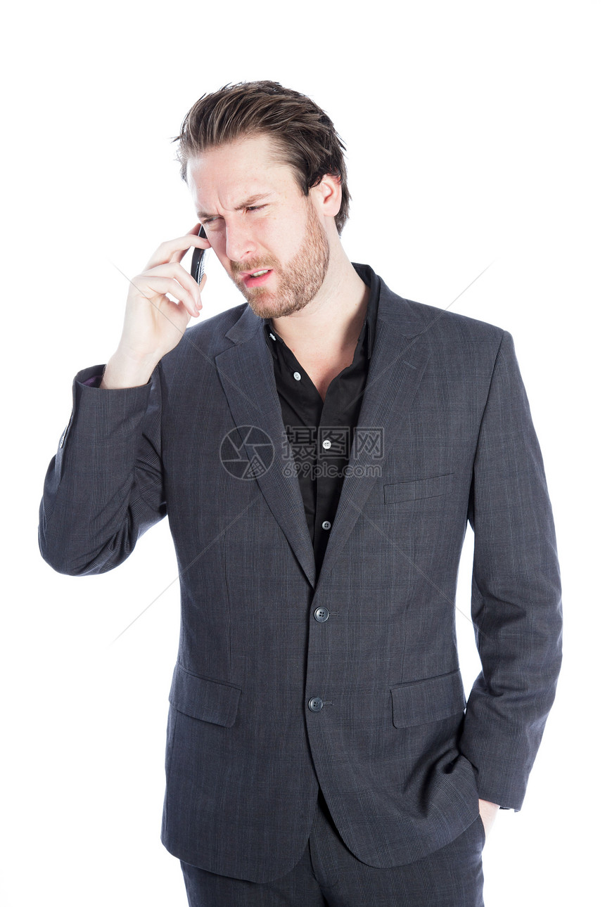 在演播室中拍摄的有吸引力的caucasian男子手机套装电话愤怒男人商业悲伤男性商务人士图片