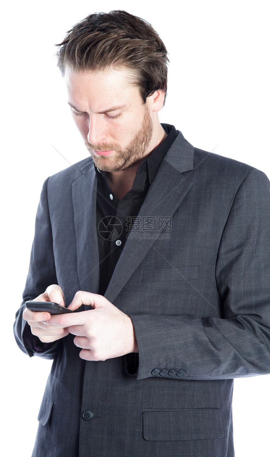 在演播室中拍摄的有吸引力的caucasian男子男性悲伤商业男人电子邮件套装手机阅读细胞电话图片
