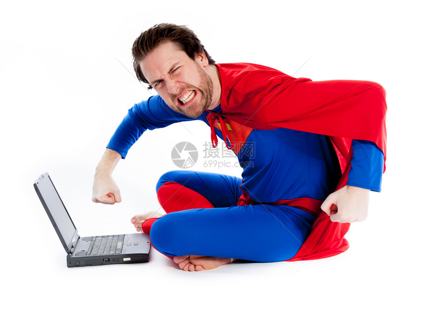 在演播室中拍摄的有吸引力的caucasian男子思维愤怒幽默超级英雄戏服互联网男性笔记本情绪电脑图片