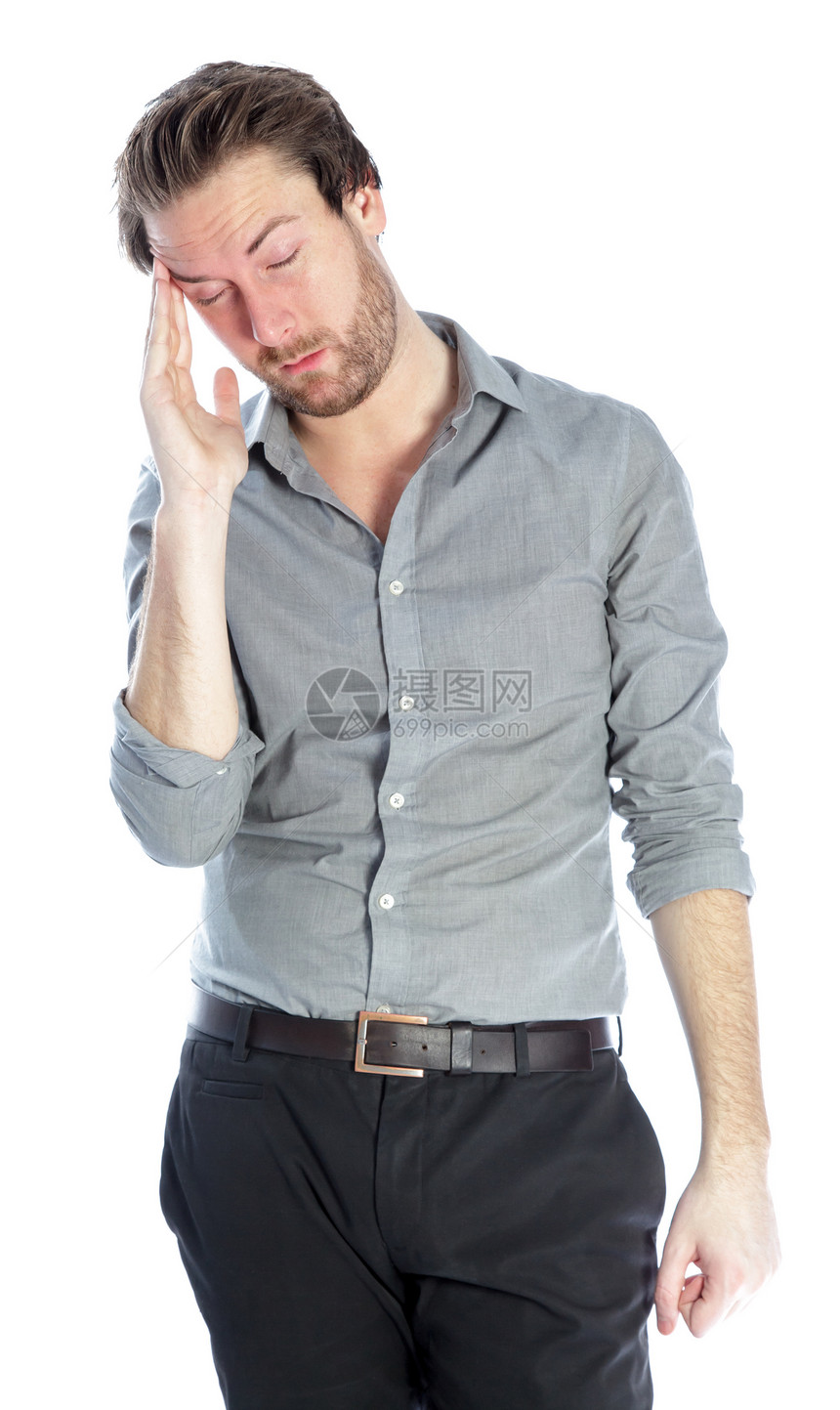 在演播室中拍摄的有吸引力的caucasian男子男人思维商务愤怒腰部情绪悲伤白色套装头痛图片